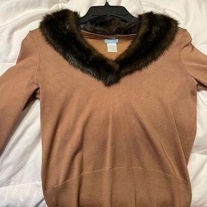 Silk sweater with adjustable fur collar.